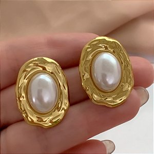 BRINCO OVAL COM PÉROLA DOURADO AÇO 316L⭐️