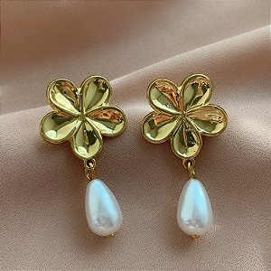 BRINCO FLOR COM PÉROLA PENDENTE DOURADO AÇO 316L⭐️