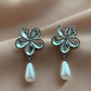 BRINCO FLOR COM PÉROLA PENDENTE AÇO 316L⭐️