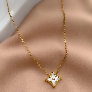 COLAR PINGENTE TREVO MADREPÉROLA DOURADO AÇO 316L⭐️