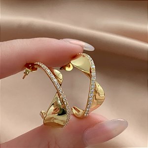 BRINCO ARGOLA TORCIDA FIOS ZIRCÔNIAS BIJU