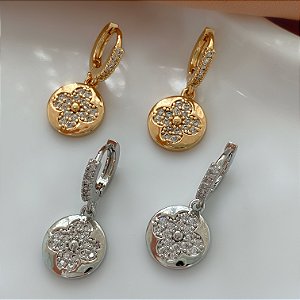 BRINCO ARGOLINHA PINGENTE PLAQUINHA TREVO ZIRCÔNIAS BIJU