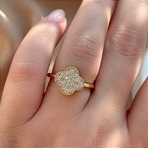 ANEL TREVO CRAVEJADO EM ZIRCÔNIAS DOURADO BIJU