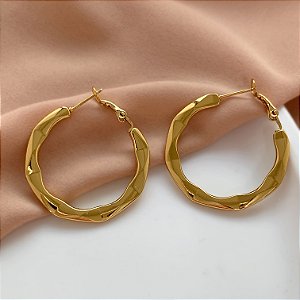 BRINCO ARGOLA RELEVOS FECHO ENCAIXE DOURADO AÇO 316L⭐️