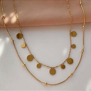 COLAR DUPLA BOLINHAS E PLAQUINHAS LISAS DOURADO AÇO 316L⭐️