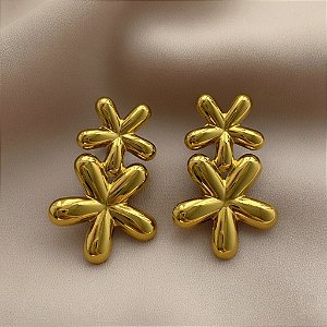 BRINCO FLORES LISAS DOURADO AÇO 316L⭐️