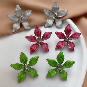BRINCO FLOR DE HIBISCO ESMALTADA PRATEADO BIJU