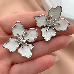 BRINCO FLOR PÉTALAS ESMALTADAS PRATEADO BIJU