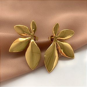 BRINCO MEIA FLOR HIBISCO DOURADO AÇO 316L⭐️