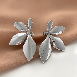 BRINCO MEIA FLOR HIBISCO AÇO 316L⭐️