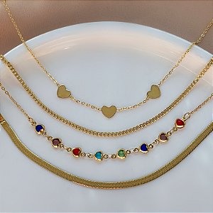 COLAR KIT CHOKER FITA FINA E CORAÇÕES CRISTAIS COLORIDOS BIA DOURADO AÇO 316L PREMIUM⭐️