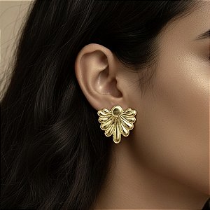 BRINCO MEIA FLOR PÉTALAS ALONGADAS DOURADO AÇO 316L⭐️