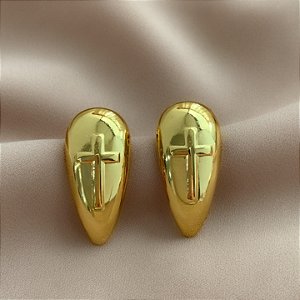 BRINCO GOTA ALONGADA RELEVO CRUZ DOURADO AÇO 316L⭐️
