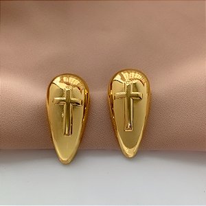 BRINCO GOTA ALONGADA RELEVO CRUZ DOURADO AÇO 316L⭐️