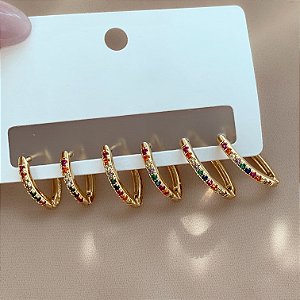 BRINCO KIT ARGOLINHAS FORMATO FOLHA ZIRCÔNIAS COLORIDAS BIJU