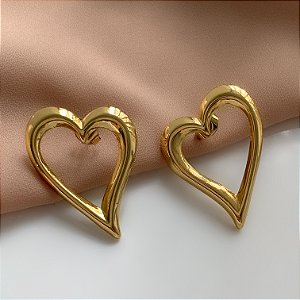 BRINCO CORAÇÃO VAZADO CURVADO DOURADO AÇO 316L⭐️