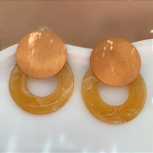 BRINCO CÍRCULO VAZADO RESINA MESCLADA DETALHE MADEIRA