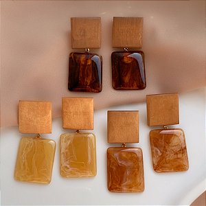 BRINCO QUADRADO RESINA MESCLADA DETALHE EM MADEIRA