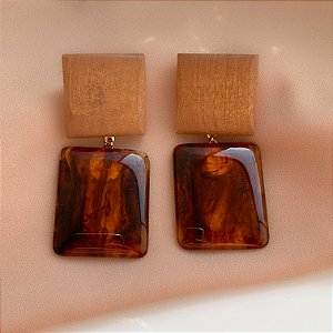 BRINCO QUADRADO RESINA MESCLADA DETALHE EM MADEIRA