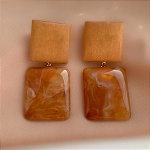 BRINCO QUADRADO RESINA MESCLADA DETALHE EM MADEIRA