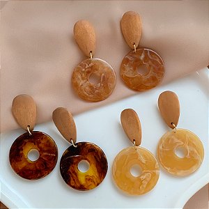 BRINCO REDONDO RESINA MESCLADA DETALHE MADEIRA GOTA
