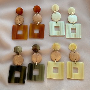 BRINCO QUADRADO VAZADO RESINA DETALHE MADEIRA