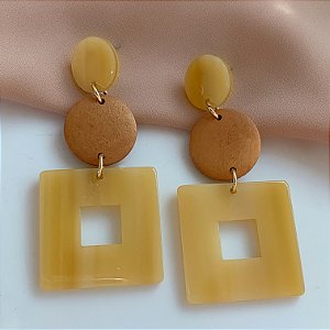 BRINCO QUADRADO VAZADO RESINA DETALHE MADEIRA