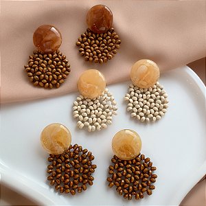 BRINCO BOLINHAS DE MADEIRA DETALHE RESINA MESCLADA