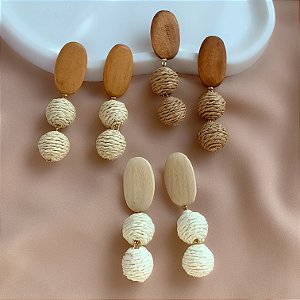 BRINCO PALHA BOLINHNAS PENDENTES DETALHE MADEIRA