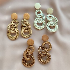 BRINCO PALHA ELOS PENDENTES DETALHE MADEIRA