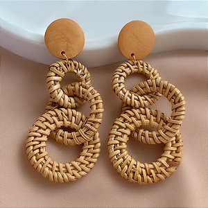 BRINCO PALHA ELOS PENDENTES DETALHE MADEIRA