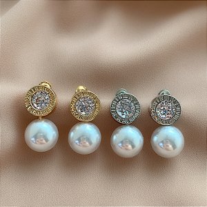 BRINCO ZIRCÔNIA BORDA NÚMEROS ROMANOS E PÉROLA BIJU