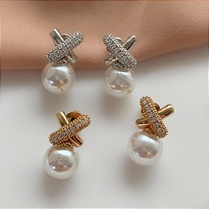 BRINCO "X" LISO E ZIRCÔNIAS COM PÉROLA BIJU