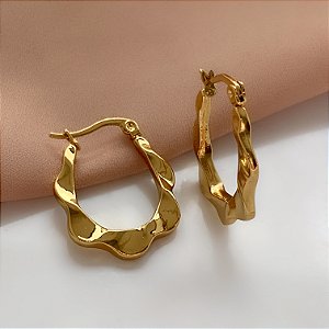 BRINCO ARGOLA OVAL ONDULADO FECHO ITALIANO DOURADO AÇO 316L⭐️