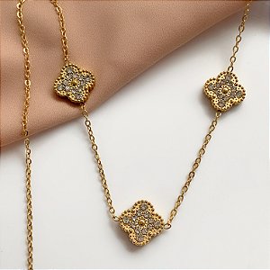 COLAR TRÊS TREVOS COM ZIRCÔNIAS DOURADO AÇO 316L⭐️