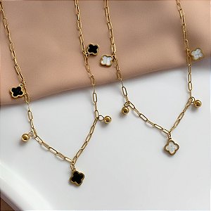 COLAR PINGENTES TREVOS RESINADOS E BOLINHAS DOURADO AÇO 316L⭐️