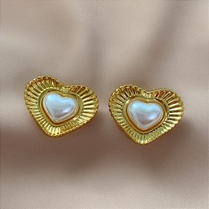 BRINCO CORAÇÃO TEXTURIZADO COM PÉROLA DOURADO AÇO 316L ⭐️