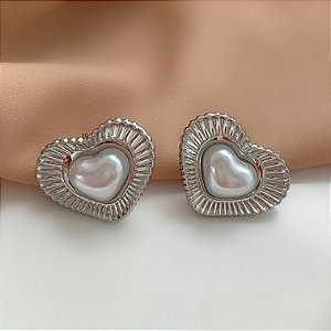 BRINCO CORAÇÃO TEXTURIZADO COM PÉROLA AÇO 316L ⭐️