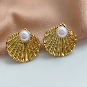 BRINCO CONCHA COM PÉROLA DOURADO AÇO 316L ⭐️