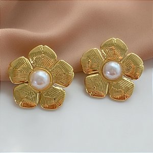 BRINCO FLOR RISCADA COM PÉROLA DOURADO AÇO 316L ⭐️