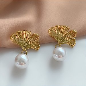 BRINCO LEQUE COM PÉROLA PENDENTE DOURADO AÇO 316L ⭐️