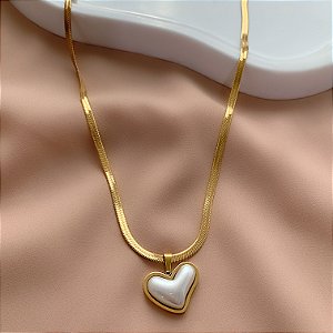 COLAR FITA FINA COM PINGENTE DE CORAÇÃO PEROLADO DOURADO AÇO 316L⭐️
