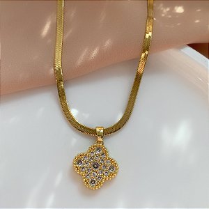 COLAR FITA FINA COM PINGENTE DE TREVO CRAVEJADO DOURADO AÇO 316L⭐️