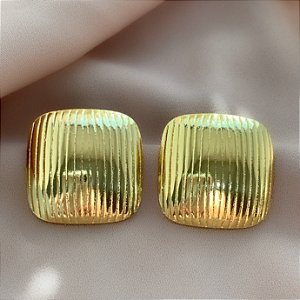 BRINCO QUADRADO RISCADO DOURADO AÇO 316L⭐️