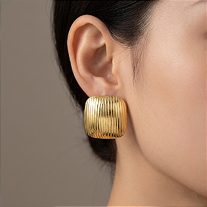 BRINCO QUADRADO RISCADO DOURADO AÇO 316L⭐️