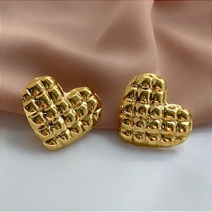 BRINCO CORAÇÃO MATELASSÊ DOURADO AÇO 316L⭐️