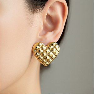 BRINCO CORAÇÃO MATELASSÊ DOURADO AÇO 316L⭐️