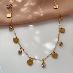 COLAR PINGENTES CORAÇÕES E ZIRCÔNIAS DOURADO AÇO 316L⭐️