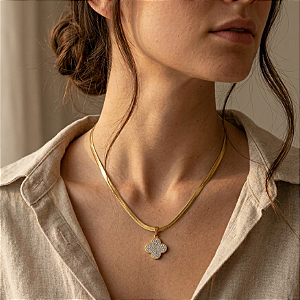 COLAR FITA FINA PINGENTE TREVO ZIRCÔNIAS DOURADO AÇO 316L⭐️