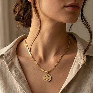 COLAR FITA FINA PINGENTE PLAQUINHA TREVO LISO BORDA ZIRCÔNIAS DOURADO AÇO 316L⭐️